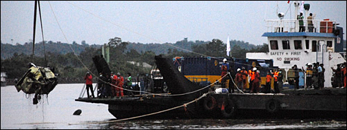 Tim SAR akhirnya berhasil mengevakuasi sebuah mobil korban ambruknya Jembatan Kartanegara dari dasar sungai Mahakam 