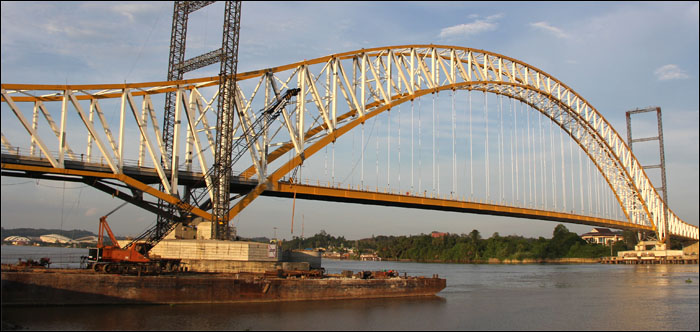 Soft opening jembatan Kartanegara diundur sehari menjadi Selasa 8 Desember lantaran belum terpasangnya sebagian rambu jalan dan jembatan