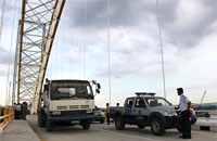 Meski belum dibuka untuk umum, sejumlah truk mixer yang membawa material beton untuk proyek Jembatan Kumala diperkenankan melintasi jembatan Kartanegara pada Senin kemarin