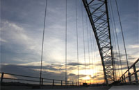 Bagian-bagian penting jembatan seperti kabel penggantung dan balok lantai jembatan akan dipasangi sensor sebelum uji beban dilakukan 