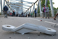Salah satu material penggantung Jembatan Kartanegara yang terlepas dari kabel utama 
