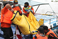 Tim SAR mengevakuasi salah satu jasad korban ambruknya Jembatan Kartanegara yang ditemukan mengapung di perairan Loa Kulu