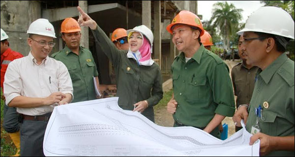 Bupati Kukar Rita Widyasari didampingi Kepala DBMSDA Kukar Ahyani (kanan), PPK Jembatan Kartanegara Budi Harsono (kedua dari kanan) dan pihak PT Hutama Karya saat meninjau pembangunan jembatan
