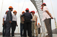 Tim ahli dari beberapa perguruan tinggi ternama saat meninjau proyek jembatan Kartanegara