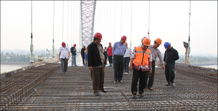 Tim ahli didampingi petugas dari PT Hutama Karya dan DBMSDA Kukar saat memeriksa perakitan tulangan besi untuk pengecoran lantai jembatan Kartanegara
