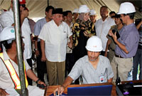 Sultan Kutai dan Bupati Kukar mendengarkan penjelasan dari pihak PT HK tentang proses perebahan pylon