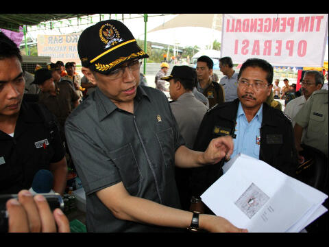 Ketua Komisi V DPR-RI H Mulyadi didampingi Kepala Basarnas Marsekal Madya Daryatmo (kanan) menunjukkan hasil cetak scan sonar dari BPPT kepada wartawan