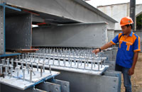 Rangka baja Jembatan Kartanegara telah tiba di Tenggarong dan siap dirakit pekan ini