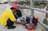 Petugas teknis saat menyiapkan perangkat untuk uji beban statis sebelum dioperasikannya Jembatan Kartanegara pada November 2015 lalu