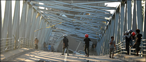 Ambruknya jembatan Kartanegara menyebabkan sejumlah korban tewas dan puluhan orang belum ditemukan
