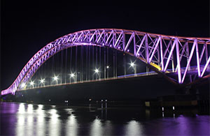 Jembatan Kartanegara kembali bermandikan cahaya di malam hari saat dilakukan uji coba, Kamis (10/12) malam