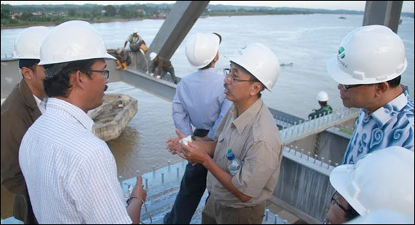 Kasubdit Teknik Jembatan Direktorat Bina Teknik Kementerian PU Iwan Zarkasi (tengah) bersama tim teknis pembangunan Jembatan Kartanegara saat berada diatas jembatan yang sedang dikerjakan pada Segmen 7