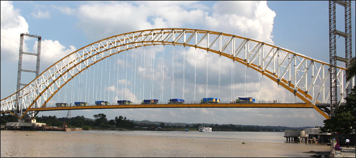 Sejumlah truk besar dijejerkan di atas Jembatan Kartanegara saat dilakukan uji beban statis