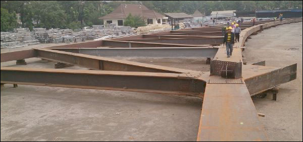 Uji coba perakitan rangka bentang utama Jembatan Kartanegara terlebih dahulu dilakukan sebelum rangka tersebut diberi lapisan anti karat dan dikirim ke Tenggarong