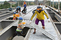 Para pekerja Jembatan Kartanegara saat memasang plat lantai yang terbuat dari baja 