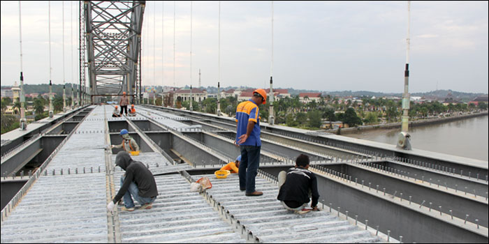 Pemasangan plat lantai Jembatan Kartanegara telah tuntas dikerjakan pada Jum'at (28/08) kemarin