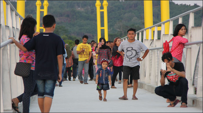 Suasana jembatan penyeberangan pulau Kumala yang didatangi warga, Selasa (08/03) kemarin