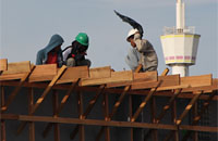 Para pekerja proyek jembatan Kumala bersiap melakukan pengecoran lantai jembatan