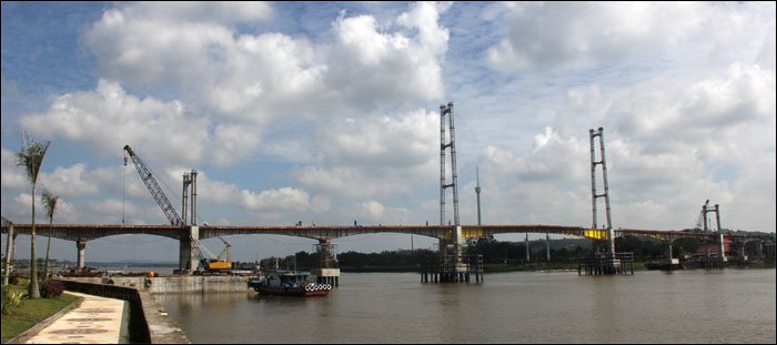 Proyek pembangunan jembatan khusus pejalan kaki ke pulau Kumala yang ditargetkan segera rampung pada pekan ketiga Februari 2016 