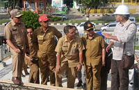 Pj Bupati Kukar H Chairil Anwar (kiri) didampingi Plt Sekkab H Marli dan pejabat terkait