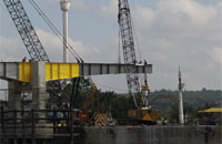 Perakitan perdana bentang utama jembatan Kumala pada hari Kamis (14/01) kemarin 