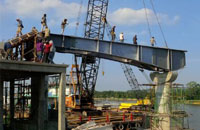Rangka lantai jembatan Kumala akhirnya mulai dipasang pada hari ini