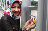 Bupati Rita Widyasari memasang repo-repo alias gembok di jembatan penyeberangan Pulau Kumala 