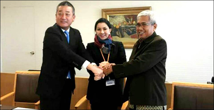 Bupati Kukar Rita Widyasari bersama COO Itochu Corporation, Akihiko Okada, dan Dirut Perusda TP Adenani usai penandatanganan nota kesepahaman untuk pemanfaatan limbah sawit menjadi energi