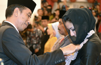Presiden RI Joko Widodo menyematkan tanda kehormatan Satyalancana Karya Bhakti Praja Nugraha