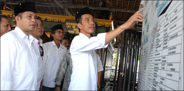 Joko Widodo memperhatikan silsilah Sultan Kutai yang berada di kompleks makam kerabat Kesultanan Kutai di Tenggarong, Sabtu (24/05) siang 