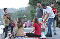 Para pengunjung Taman Kota Raja ikut menyisihkan uang untuk disalurkan kepada korban gempa di Lombok