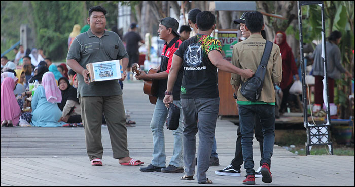 Jurnalis Kukar saat melakukan aksi galang dana di kawasan Taman Kota Raja, Senin (13/08) sore