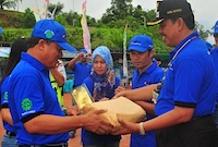Wabup HM Ghufron Yusuf (kanan) menyerahkan penghargaan K3 di bidang lingkungan hidup kepada beberapa kontraktor