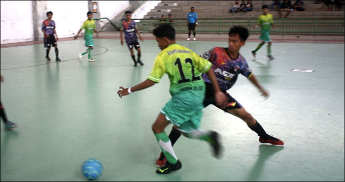 Suasana laga pekan pertama KFL-Liga 2 2017 antara Concerto FC vs ASM Group yang dimenangkan ASM Group dengan skor 3-4