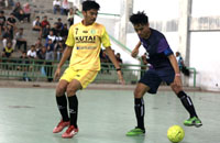 Duel antara AGM FC (ungu) vs Betutu FC (kuning) dimenangkan tim Betutu dengan skor 1-5
