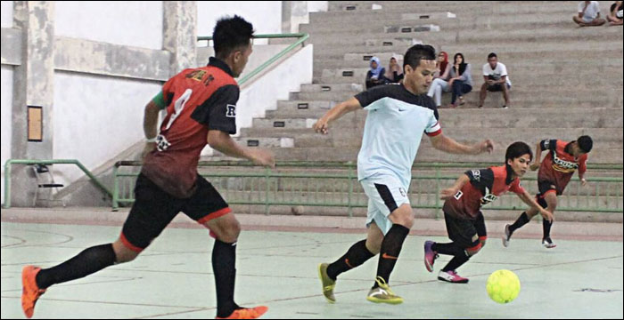 Kapten tim Futsal Kota Raja, Zulfi Feriandi (tengah), menggiring bola ke lini pertahanan Akhtar FC. Di laga kedua KFL 2017, Futsal Kota Raja menang 3-1 atas Akhtar FC