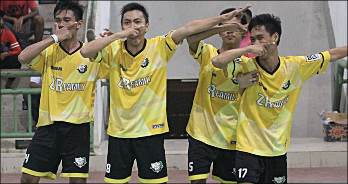 Selebrasi para pemain ZR Family FC usai membobol gawang Alief Sport FC. Tim ZR Family sukses menggulung sang pemuncak klasemen Alief Sport FC dengan skor 4-2   