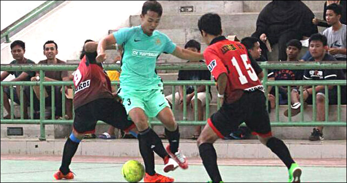 Pemain Cabe Rawit FC mendapat pengawalan ketat dari 2 pemain Akhtar FC. Dalam laga ini, Cabe Rawit FC menang telak 7-3 atas Akhtar FC