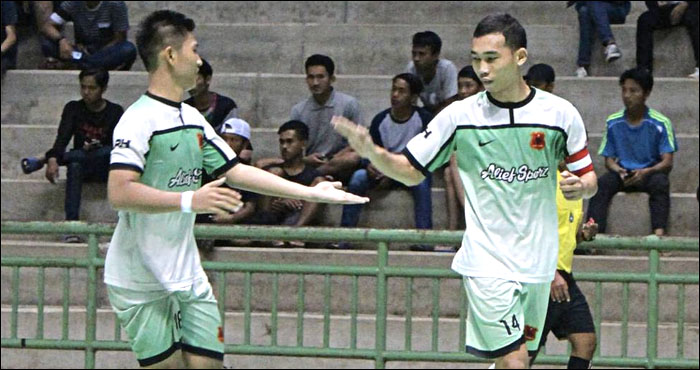 Selebrasi pemain Alief Sport FC usai mencetak gol ke gawang Akhtar FC pada laga pekan pertama KFL 2017 