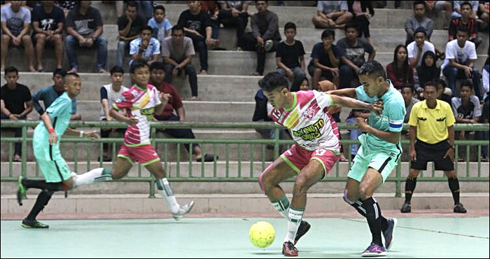 Suasana duel antara Pinkymen FC (merah muda) dan Cabe Rawit FC (hijau muda) di babak semifinal yang dimenangkan Cabe Rawit dengan skor 4-2