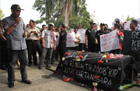 Pengunjukrasa menilai Pemkab Kukar masih belum terbuka dalam memberikan informasi kepada masyarakat 