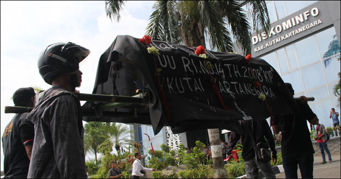Para pengunjukrasa membawa keranda sebagai simbol matinya UU Keterbukaan Informasi Publik di Kukar