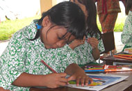 Salah seorang peserta tampak serius mengikuti Lomba Mewarna