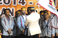Ketua KKSS Kaltim menyerahkan bendera organisasi kepada Ketua KKSS Kukar 2014-2019 Abdullah Panussu