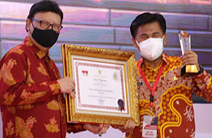 Menteri PANRB Tjahjo Kumolo menyerahkan penghargaan TOP 45 Inovasi Pelayanan Publik kepada Sekkab Kukar Sunggono