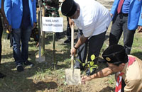 Wabup Edi Damansyah melakukan penanaman pohon pada kegiatan Kemah Bakti Pemuda di Tenggarong Seberang