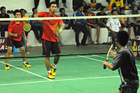 Salah satu pertandingan ganda putra pada turnamen bulutangkis KNPI Cup 2012 di Tenggarong tadi malam