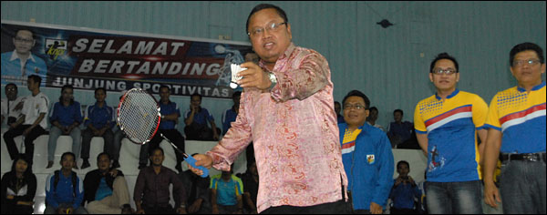 Asisten IV Bidang Kesejahteraan Rakyat dan Organisasi, H Bahrul, melakukan pemukulan shuttlecock pertama menandai dimulainya turnamen bulutangkis KNPI Cup 2012