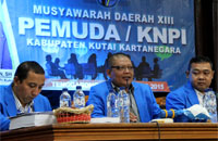 Ketua Steering Committee Musda XIII KNPI Kukar Tohari (tengah) saat memimpin jalannya rapat