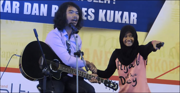 Komika asal Surabaya, Dodit Mulyanto, berinteraksi dengan pelajar Tenggarong dalam acara Penyuluhan Anti Narkoba garapan DPD KNPI Kukar, Minggu (16/10) lalu